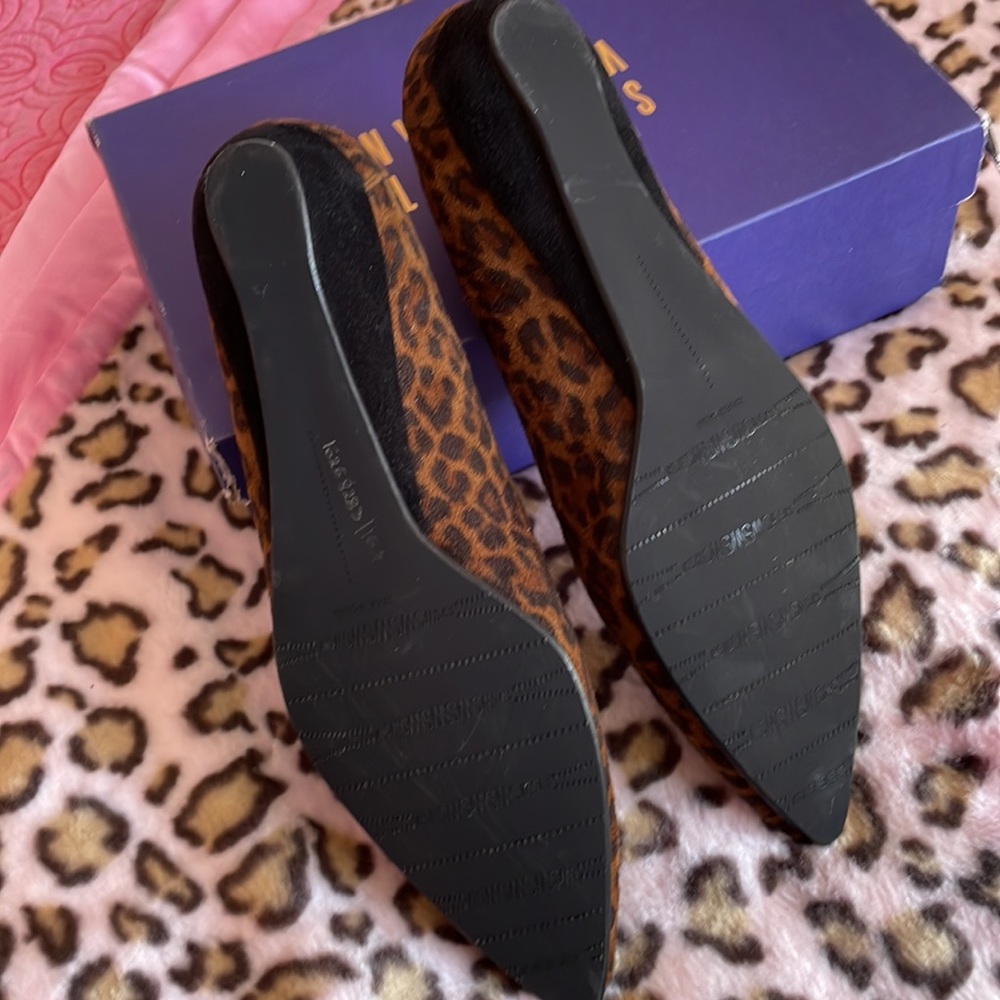 Practically New Stuart Weitzman Leopard Print Fla… - image 6